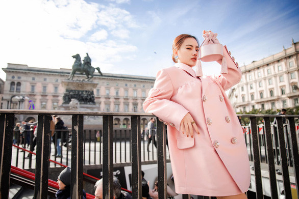 Ngoài những cái tên kể trên, danh sách người nổi tiếng Việt Nam tham gia tuần lễ thời trang ở châu Âu trong thời gian qua còn có Hà Vi Vi. Hà Vi Vi chính là bạn đồng hành của Khắc Tiệp khi tới dự tuần lễ thời trang Milan. Đôi bạn chụp ảnh tại nhiều địa điểm nổi tiếng và thường xuất hiện ở nơi đông người.