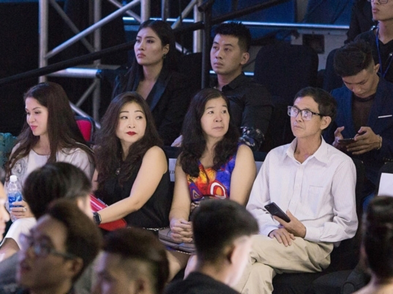 Năm 2019, khi Mai Phương diễn catwalk, bố mẹ của cô có mặt ở hàng ghế khán giả để cổ vũ. Ảnh: Duyên dáng Việt Nam