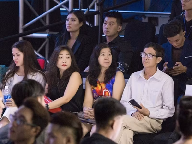 Năm 2019, khi Mai Phương diễn catwalk, bố mẹ của cô có mặt ở hàng ghế khán giả để cổ vũ. Ảnh: Duyên dáng Việt Nam