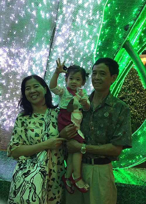 "Ban ngày, mẹ bận túi bụi với công việc của cửa hàng in quảng cáo, decal, photo. Tối về mẹ lại trông Lavie để tôi đi diễn. Nhiều lúc mẹ làm việc nhiều quá nên kiệt sức, mệt mỏi. Thế nhưng mẹ không chịu nghỉ ngơi, không chịu thuê người làm vì ai chăm cháu mẹ cũng không hài lòng", Mai Phương tiết lộ.