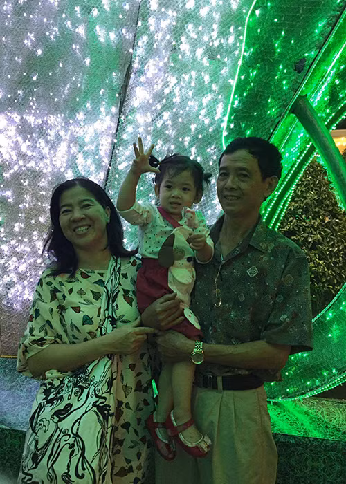 "Ban ngày, mẹ bận túi bụi với công việc của cửa hàng in quảng cáo, decal, photo. Tối về mẹ lại trông Lavie để tôi đi diễn. Nhiều lúc mẹ làm việc nhiều quá nên kiệt sức, mệt mỏi. Thế nhưng mẹ không chịu nghỉ ngơi, không chịu thuê người làm vì ai chăm cháu mẹ cũng không hài lòng", Mai Phương tiết lộ.