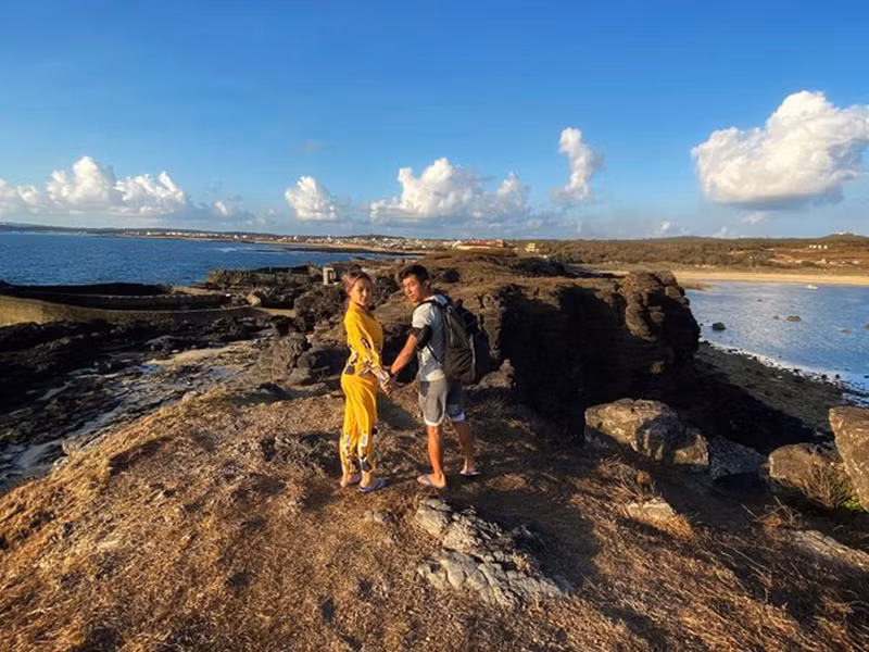 Mới đây, cặp đôi "chú cháu" cùng đi lịch đảo Phú Quý sau lùm xùm.