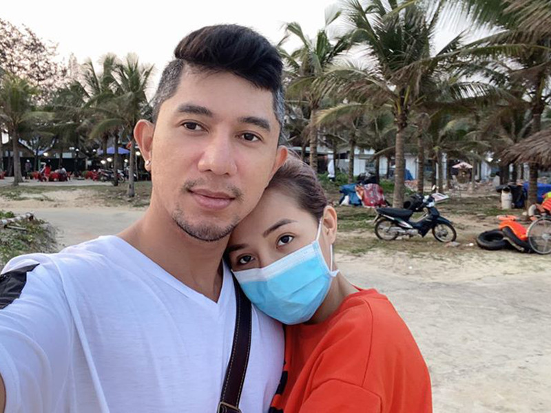 Trước đó, giữa ồn ào, Ngân 98 liên tục livestream khẳng định bị oan. Trong khi đó, Lương Bằng Quang cho biết, bạn gái bị hại.