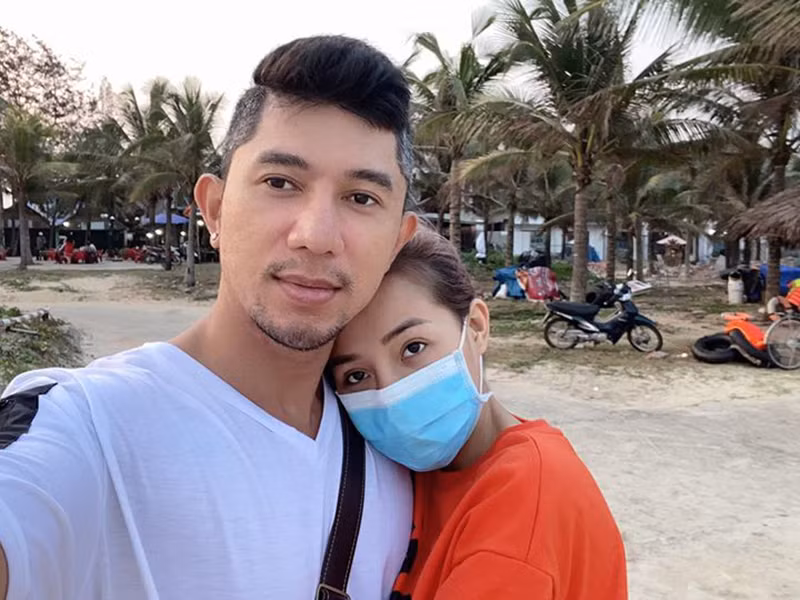 Trước đó, giữa ồn ào, Ngân 98 liên tục livestream khẳng định bị oan. Trong khi đó, Lương Bằng Quang cho biết, bạn gái bị hại.