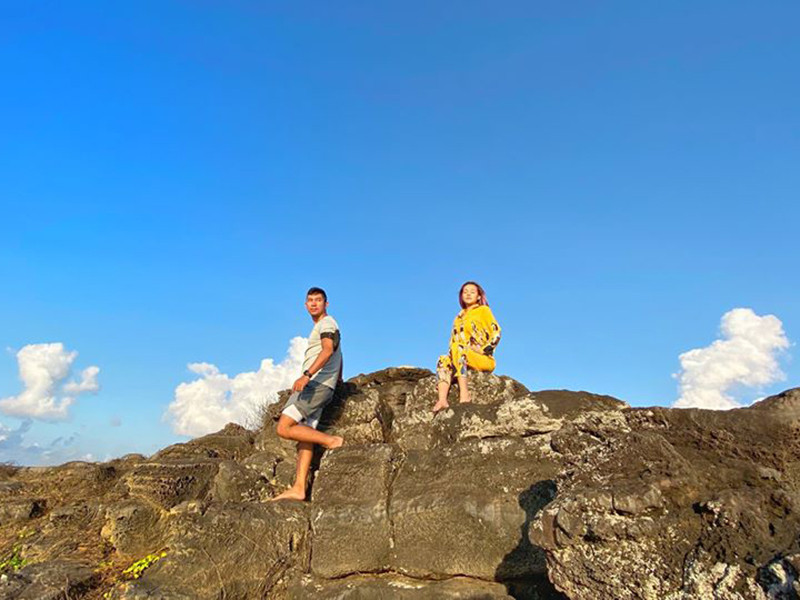 Đi du lịch cùng bạn trai sau ồn ào, Ngân 98 khiến nhiều người bất ngờ khi xuất hiện với hình ảnh kín đáo.