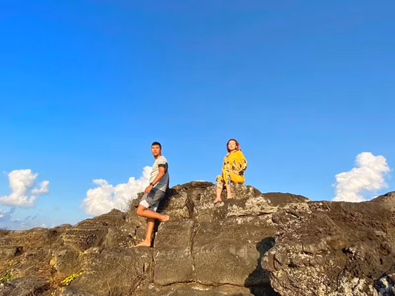 Đi du lịch cùng bạn trai sau ồn ào, Ngân 98 khiến nhiều người bất ngờ khi xuất hiện với hình ảnh kín đáo.