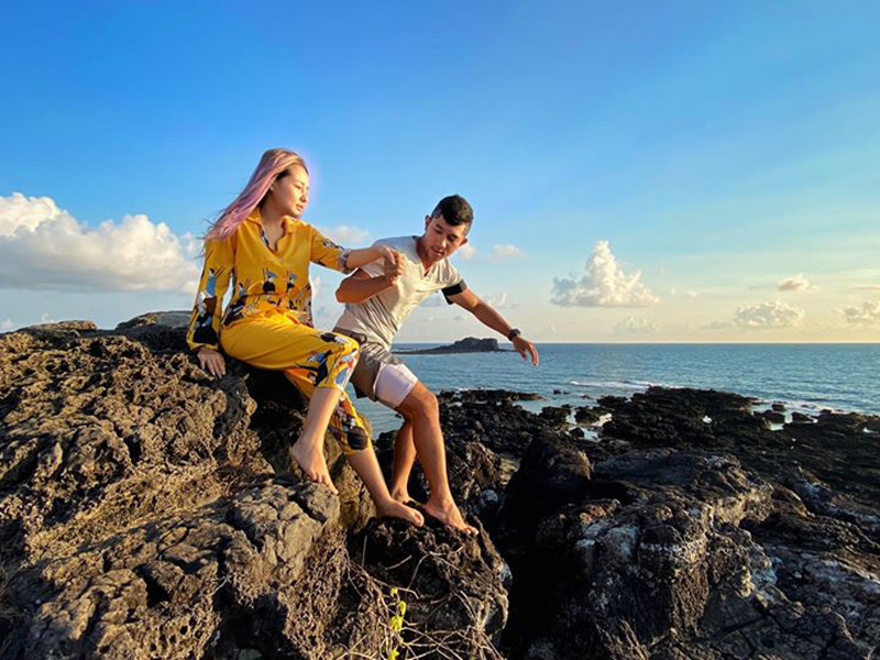 Hot girl gốc Bình Định mặc kín như bưng khi ra biển ngắm cảnh.