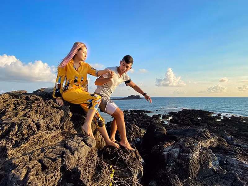 Hot girl gốc Bình Định mặc kín như bưng khi ra biển ngắm cảnh.