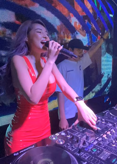 Sau ồn ào sử dụng chất cấm, Ngân 98 vẫn theo đuổi công việc DJ.