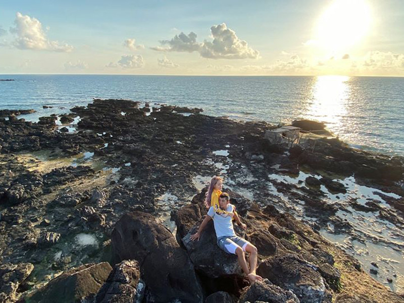 "Nên đặt tên bộ ảnh này là gì, "thực hiện tâm nguyện cho em" hay là "bước qua sóng gió cùng nhau", Lương Bằng Quang chia sẻ.