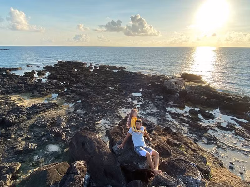 "Nên đặt tên bộ ảnh này là gì, "thực hiện tâm nguyện cho em" hay là "bước qua sóng gió cùng nhau", Lương Bằng Quang chia sẻ.