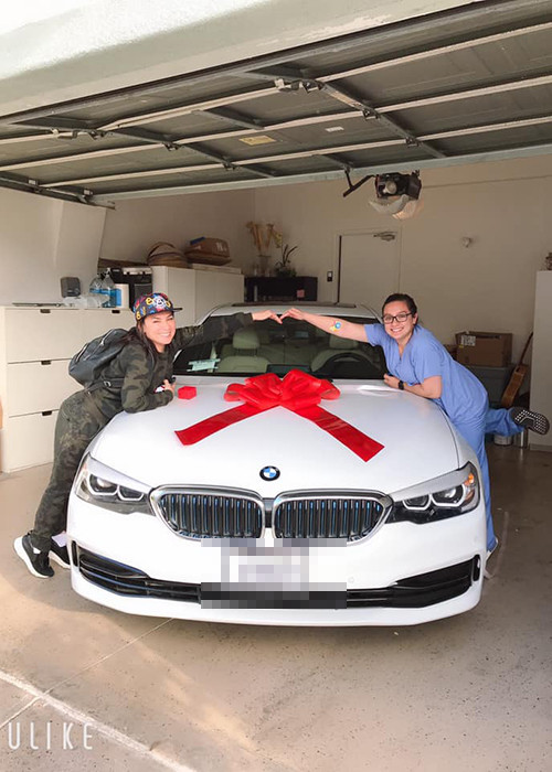 Wendy sống tự lập từ nhỏ và vô cùng yêu thương Phi Nhung. Em tự tay chuẩn bị giường cho mẹ ngủ, nấu ăn cho mẹ, tặng chiếc xe hơi nhân dịp sinh nhật và ngày của mẹ.