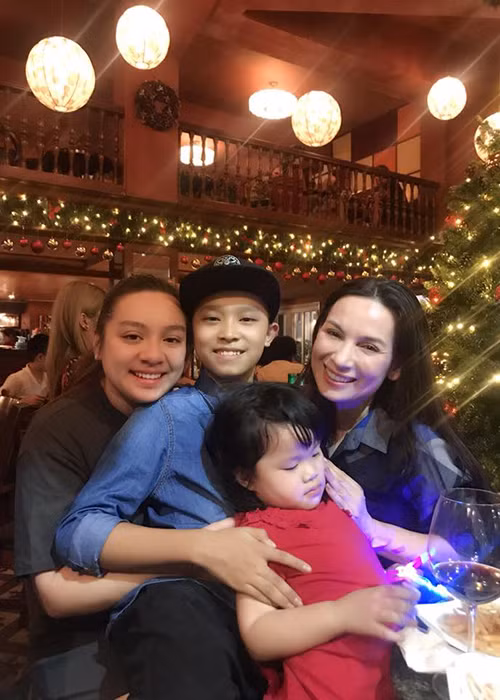 Con gái của Phi Nhung cũng rất thương yêu các em nuôi.