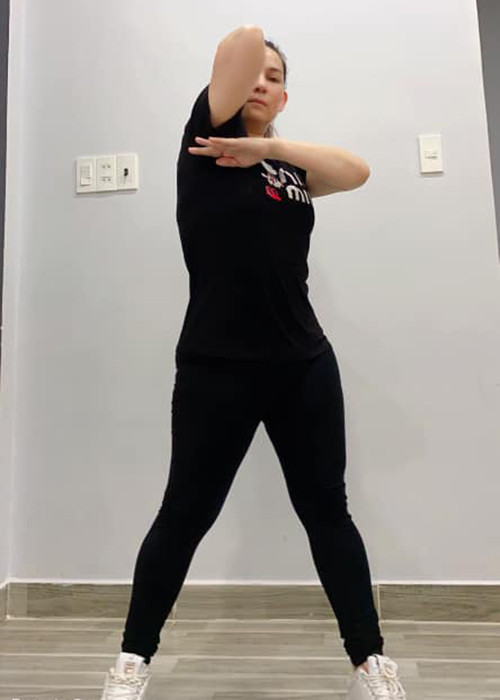 Ở nhà, nữ ca sĩ chăm sóc các con, rèn luyện thể lực.