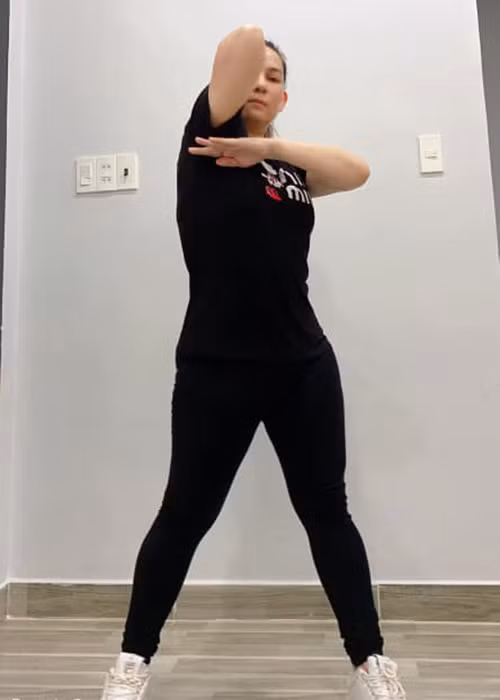 Ở nhà, nữ ca sĩ chăm sóc các con, rèn luyện thể lực.