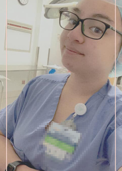 Nữ ca sĩ gần đây chia sẻ hình ảnh con gái trong trang phục y tá kèm lời động viên các nhân viên y tế chống dịch: "Chúng ta hãy cùng nhau ủng hộ các chiến binh áo trắng trên toàn thế giới nhé".