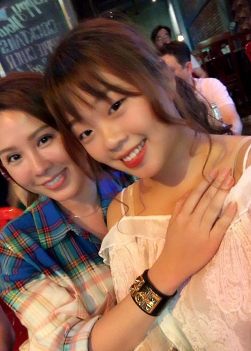 Cuối cùng, con gái của Hoa hậu Thu Hoài quyết định sẽ ở lại Mỹ. "Con sẽ tự bảo vệ được mình. Đi lại từ quốc gia này tới quốc gia khác trong lúc này còn nguy hiểm hơn, không chỉ cho một mình con", con gái của nữ doanh nhân nói với mẹ.