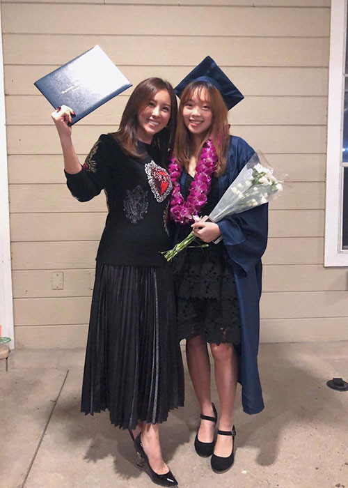 Trước quyết định của con gái, Thu Hoài có cảm giác như một khối đá rất lớn đang treo trước ngực mình. "Tôi rất muốn nói với Hsiu lúc đó: Mẹ không muốn để con ở lại Mỹ một mình. Ở Việt Nam, bất kể lúc nào mẹ cũng có thể ở cạnh con, chăm sóc cho con. Còn nếu ở lại Mỹ, mẹ không có cách nào bay tới cạnh con cho được”, cô chia sẻ.