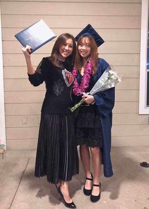 Trước quyết định của con gái, Thu Hoài có cảm giác như một khối đá rất lớn đang treo trước ngực mình. "Tôi rất muốn nói với Hsiu lúc đó: Mẹ không muốn để con ở lại Mỹ một mình. Ở Việt Nam, bất kể lúc nào mẹ cũng có thể ở cạnh con, chăm sóc cho con. Còn nếu ở lại Mỹ, mẹ không có cách nào bay tới cạnh con cho được”, cô chia sẻ.