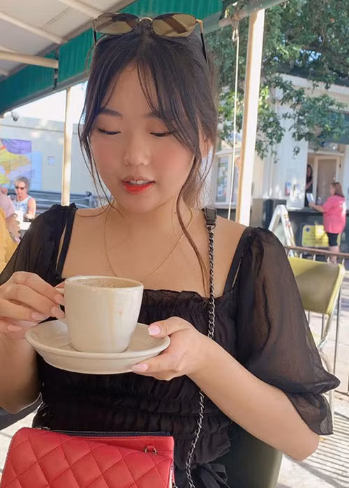 Ngoài con gái Hsiu, Hoa hậu Thu Hoài còn có hai cậu con trai. Mời quý độc giả xem video "Thêm 7 bệnh nhân mắc Covid-19 diễn biến nặng". Nguồn VTC Now