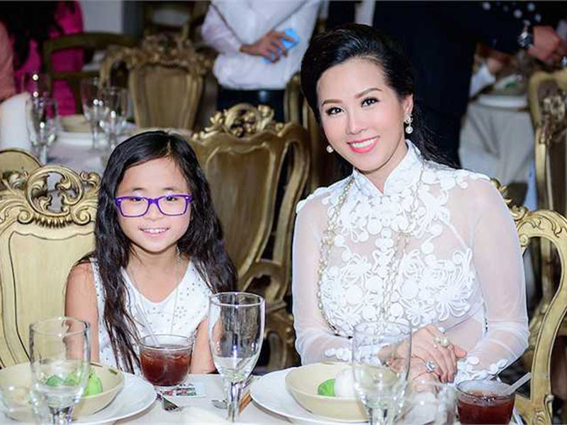 "Nếu phải trả một cái giá thật lớn để đưa con về nhà trong an toàn tuyệt đối, mẹ sẵn sàng. Nhưng chẳng có điều gì tuyệt đối lúc này hết cả, trừ chuyện mẹ tuyệt đối tin tưởng và yêu thương Hsiu của mẹ", Thu Hoài tâm sự. Ảnh: VTC