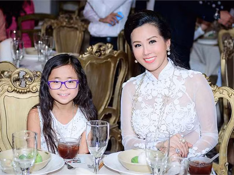 "Nếu phải trả một cái giá thật lớn để đưa con về nhà trong an toàn tuyệt đối, mẹ sẵn sàng. Nhưng chẳng có điều gì tuyệt đối lúc này hết cả, trừ chuyện mẹ tuyệt đối tin tưởng và yêu thương Hsiu của mẹ", Thu Hoài tâm sự. Ảnh: VTC