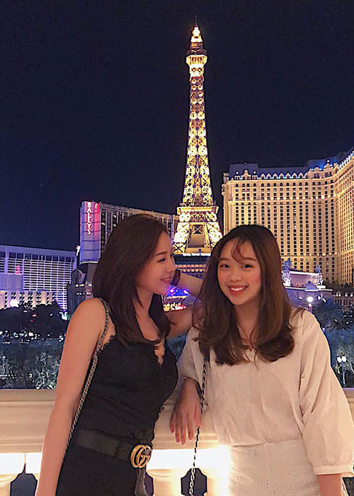 Mới đây, Hoa hậu Thu Hoài cho biết, cô đã suy sụp và khóc nhiều ngày khi suy nghĩ về việc nên để con gái ở lại Mỹ hay đưa về Việt Nam tránh Covid-19.