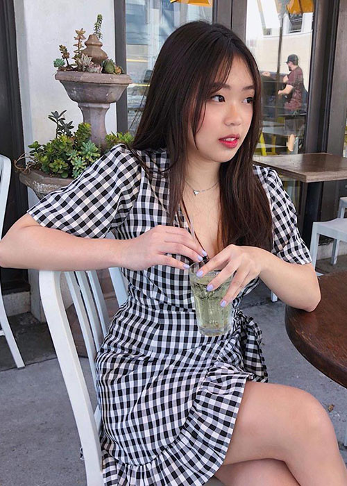 10X sở hữu vóc dáng mảnh mai và gương mặt xinh đẹp.