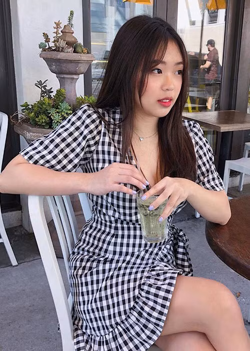 10X sở hữu vóc dáng mảnh mai và gương mặt xinh đẹp.