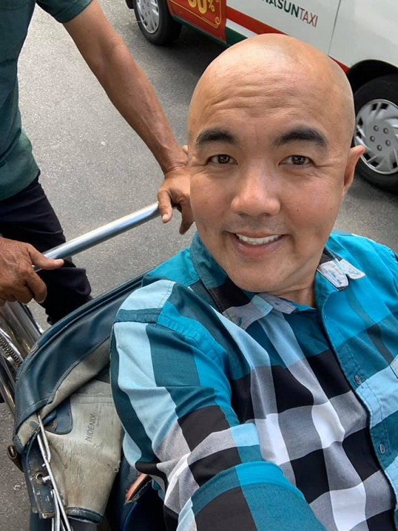 Hình ảnh của nghệ sĩ Quốc Thuận hiện tại.