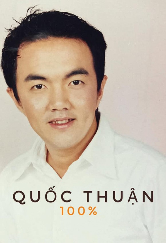 Mới đây, MC Quốc Thuận đăng ảnh thời còn trẻ và chia sẻ: "Góc nghiêng thần thánh, không một cm hư hao nào". Qua hình ảnh có thể thấy, lúc trẻ nam diễn viên sở hữu mái tóc đen bồng bềnh cùng gương mặt sáng sủa khắc hẳn với ngoại hình không có tóc hiện tại.