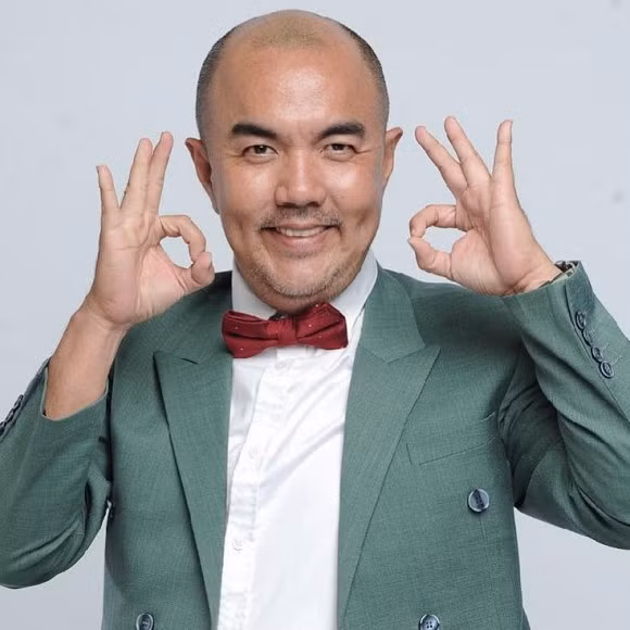 Bên cạnh đó, nhiều người trêu MC Quốc Thuận vì giờ không còn tóc: "Anh quá hoang phí tóc", "Lúc đó còn tóc! Giờ tóc đã ra đi rồi", " Xưa tóc quá chời...nay tóc đi chơi đâu hết rồi", " thời ăn đứt diễn viên gạo cội, bây giờ cũng ăn đứt mà đứt tóc luôn"...