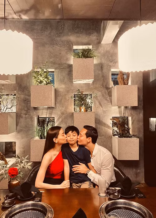 Trong những chuyến du lịch, cặp đôi thường xuyên đưa bé Subeo đi cùng.