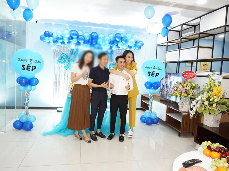 Vợ chồng vị doanh nhân phố núi luôn dành cho nhau những lời nói yêu thương, hành động lãng mạn.