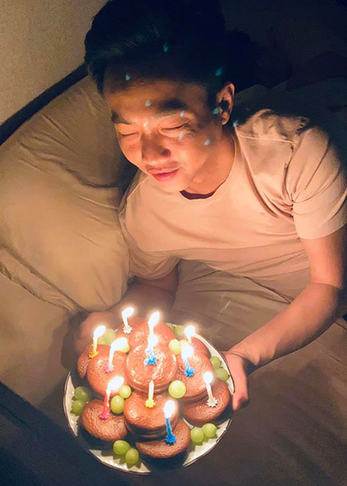 Cường Đô la không giấu được niềm hạnh phúc khi được bà xã mừng sinh nhật lúc nửa đêm.