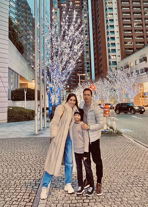 Con trai riêng của Hà Hồ được Kim Lý chiều chuộng, yêu thương.