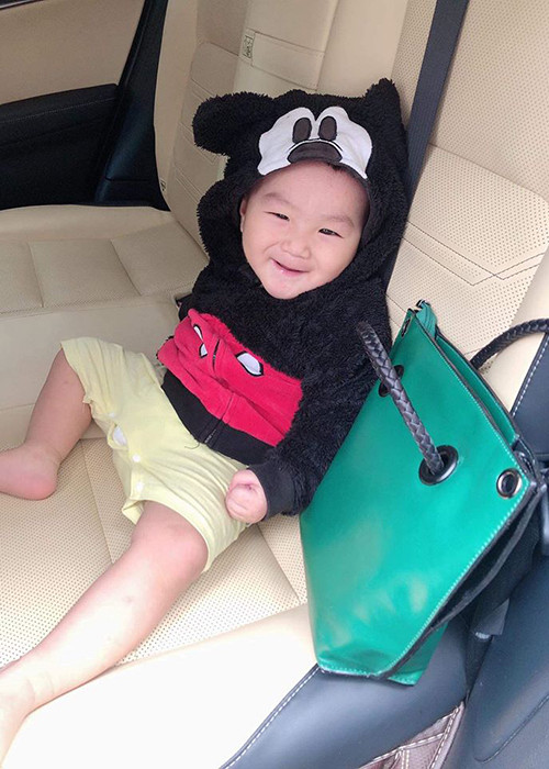 Con trai của Khánh Chi tên Trần Huỳnh Kim Long, được bố mẹ đón về khi hai tháng tuổi.