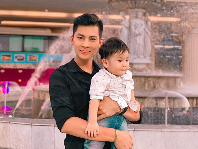 "Anh ấy là siêu nhân đấy tất cả việc lớn nhỏ trong gia đình anh ấy làm hết. Tìm ở đâu ra người như thế này, tôi cảm thấy rất may mắn và hạnh phúc. Đây là tài sản lớn nhất của tôi không có gì sánh bằng", cô nói về ông xã.