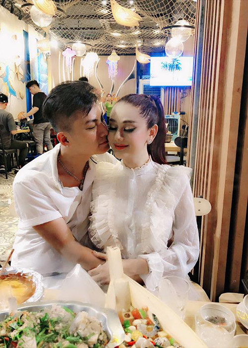 Khi gặp Phi Hùng, Lâm Khánh Chi tổ chức liveshow lỗ gần 2 tỷ, sau đó chia tay người yêu. Về phần mình, Phi Hùng khuyên cả hai cố gắng làm rồi trả nợ, chứ không cần lo lắng.