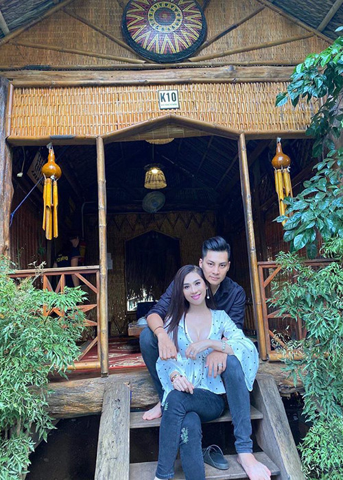 Cưới nhau vào thời còn khó khăn, trong một lần đi du lịch Thái Lan, Lâm Khánh Chi và Phi Hùng mua cặp nhẫn giả giá 200 nghìn làm nhẫn cưới.