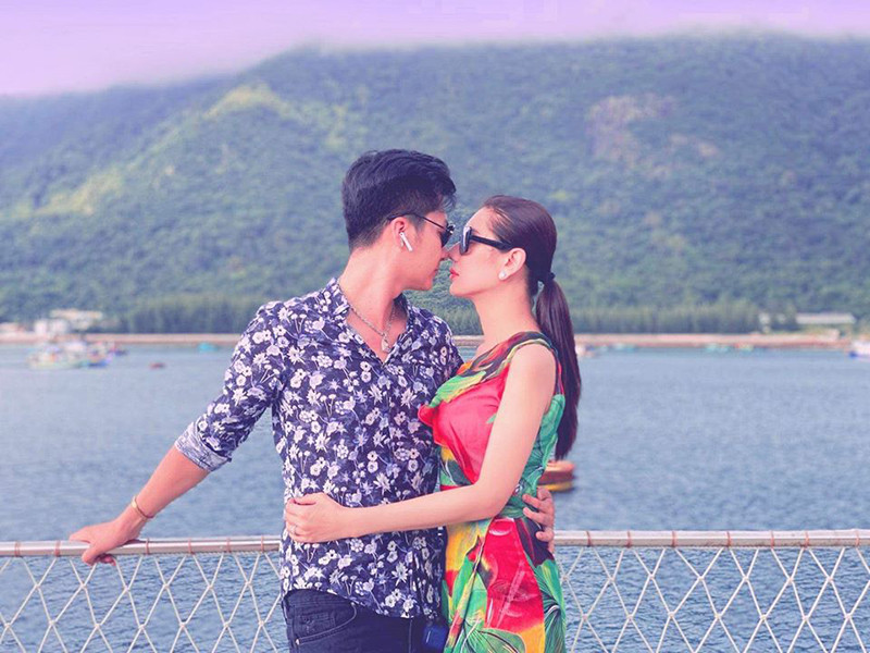 Phi Hùng lại thổ lộ rằng, lần đầu gặp Khánh Chi, anh bị thu hút bởi vẻ ngoài gợi cảm cũng như thích tính thẳng thắn, quan tâm, yêu thương gia đình anh của nữ ca sĩ.