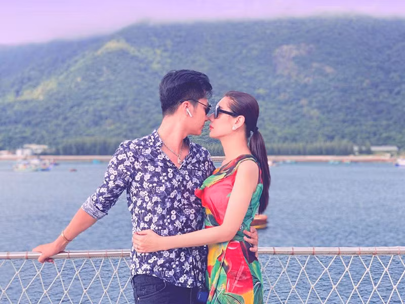 Phi Hùng lại thổ lộ rằng, lần đầu gặp Khánh Chi, anh bị thu hút bởi vẻ ngoài gợi cảm cũng như thích tính thẳng thắn, quan tâm, yêu thương gia đình anh của nữ ca sĩ.