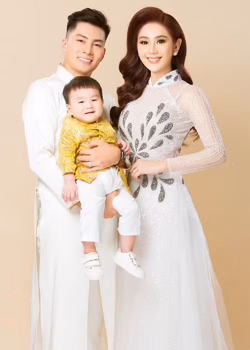 Anh không phân biệt mà hết lòng chăm sóc bé Kim Long.