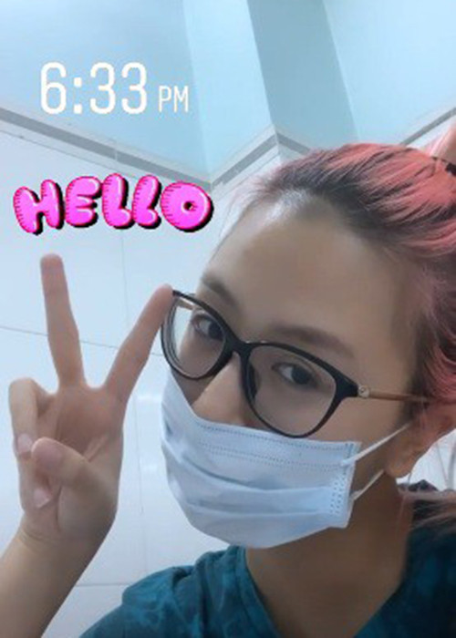 Hot girl được đưa đến cách ly tại trạm y tế địa phương.