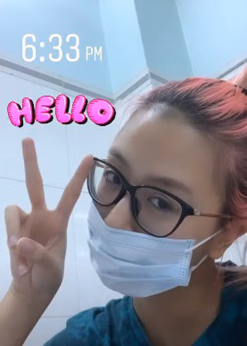 Hot girl được đưa đến cách ly tại trạm y tế địa phương.