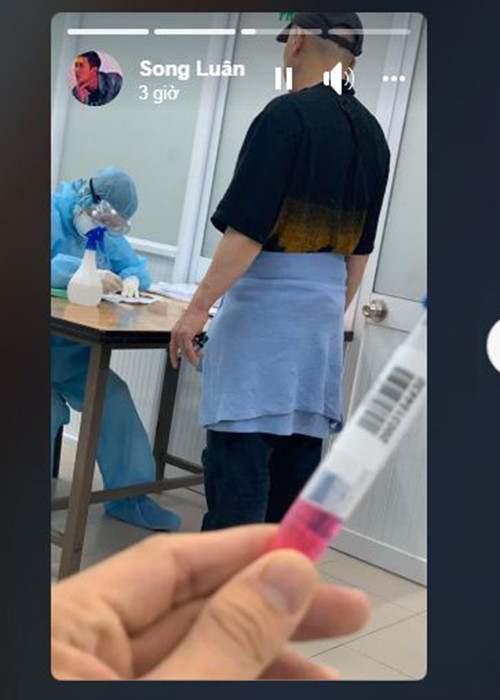 Song Luân được kiểm tra sức khỏe.