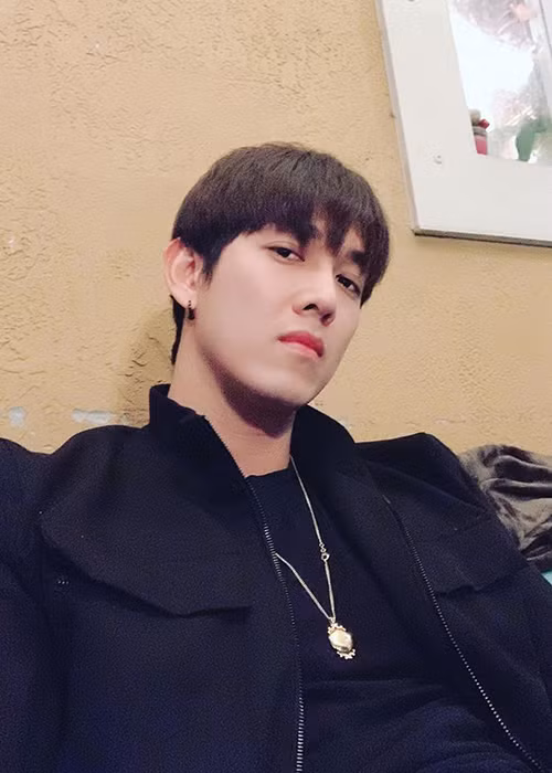 Đang ở khu cách ly tập trung, Lynk Lee hỏi thăm Song Luân. Trước câu hỏi "Luân sẽ cách ly ở đâu? Em có về Quận 7 không?" từ Lynk Lee, Song Luân đáp: "Em chưa biết ạ, đang chờ thông báo".