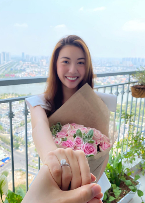 Ngày 8/3, Á hậu Thúy Vân khiến khán giả bất ngờ vì chia sẻ khoảnh khắc được bạn trai tặng nhẫn và hoa. Mới đây, người đẹp sinh năm 1993 cho biết, cô và bạn trai dự định tổ chức đám cưới trong năm nay.