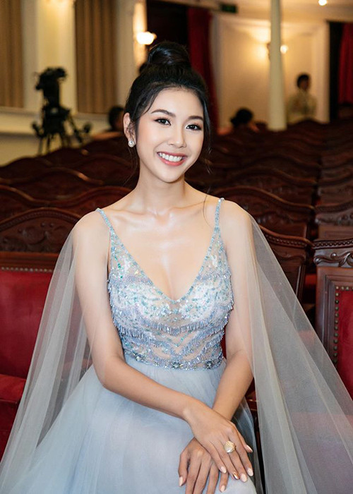 Chân dài sinh năm 1993 chưa lên tiếng về nghi vấn lộ bạn trai.