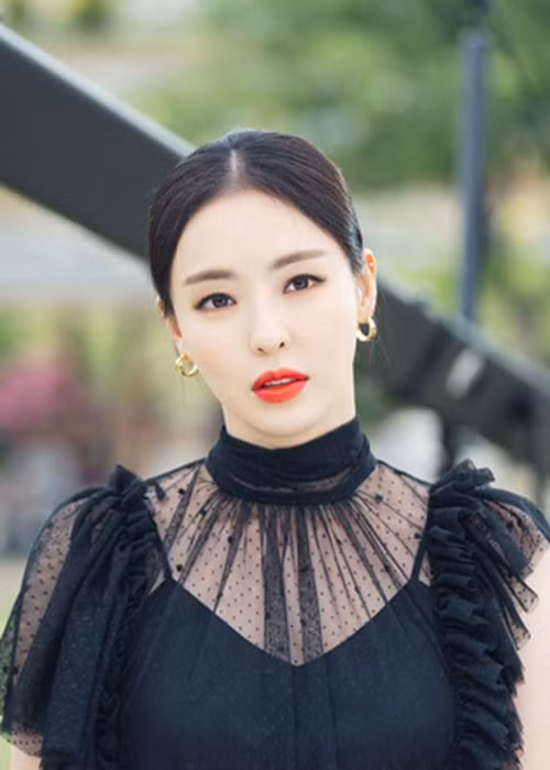 Danh sách nghệ sĩ bị tài khoản Cho Joo Bin theo dõi còn có nữ diễn viên Lee Da Hee. Cô sinh năm 1985, ngày càng xinh đẹp nhờ dao kéo.